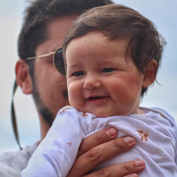 Bruno Gissoni mostra a filha, Madalena, em balanço de fim de ano, em 31 de dezembro de 2017