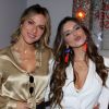 Giovanna Lancellotti dá selinho na ex-cunhada, Giovanna Ewbank, em 31 de dezembro de 2017