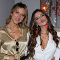 Giovanna Ewbank dá selinho na ex-cunhada, Giovanna Lancellotti: 'Só love'