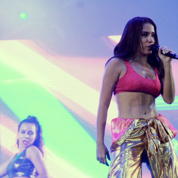Anitta lembrou seu início de carreira durante show em Copacabana: 'Muito obrigado por acreditarem no meu sonho, mesmo naquela época. Por acreditarem quando parecia que nada ia passar daquilo'