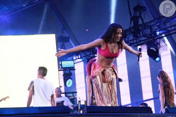 Anitta levantou o público de Copacabana com seus sucessos: 'Esse é o melhor ano novo da minha vida! Espero que o de vocês também'