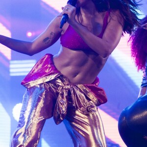 Anitta apostou num figurino mais comportado e exibiu a barriga sarada ao abrir o macacão no Réveillon de Copacabana, no Rio de Janeiro