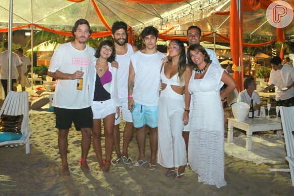 Giullia Buscacio esteve com o namorado, Pedro Cantelmo, e sua família na festa de Réveillon