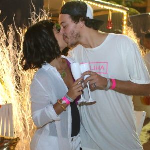 Giullia Buscacio beijou o namorado, Pedro Cantelmo, durante festa de Réveillon na Barra da Tijuca, Zona Oeste do Rio de Janeiro