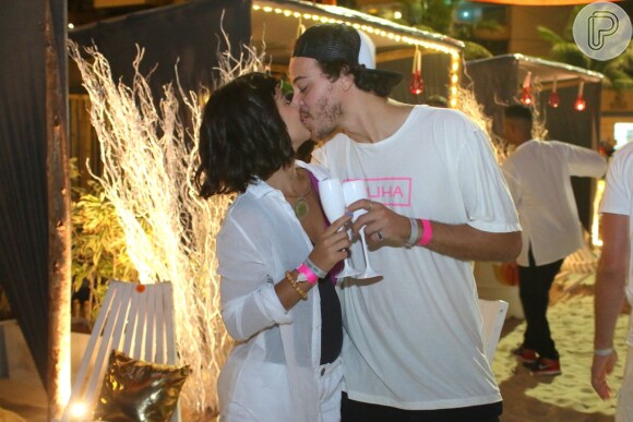 Giullia Buscacio beijou o namorado, Pedro Cantelmo, durante festa de Réveillon na Barra da Tijuca, Zona Oeste do Rio de Janeiro
