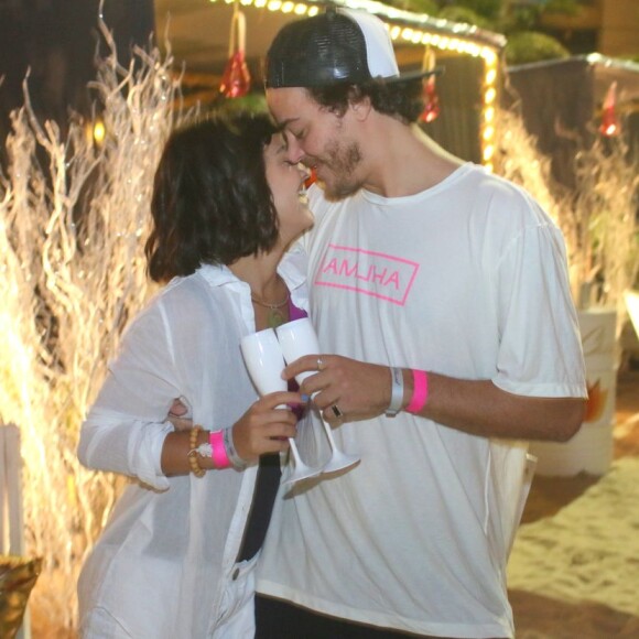 Giullia Buscacio se divertiu no Réveillon na companhia do namorado Pedro Cantelmo