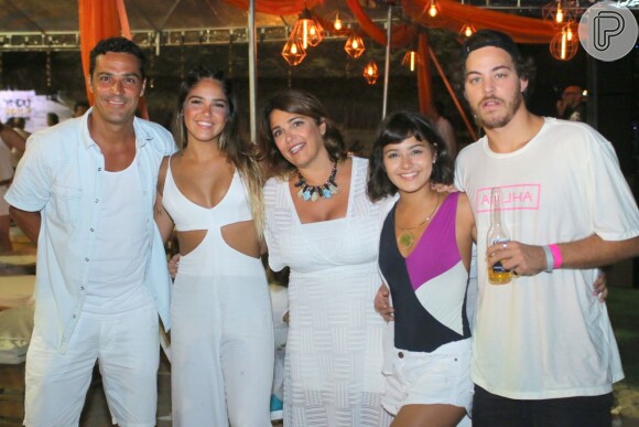 Giullia Buscacio e Pedro Cantelmo curtiram festa de Ano-Novo com pais e irmã da atriz no Rio de Janeiro