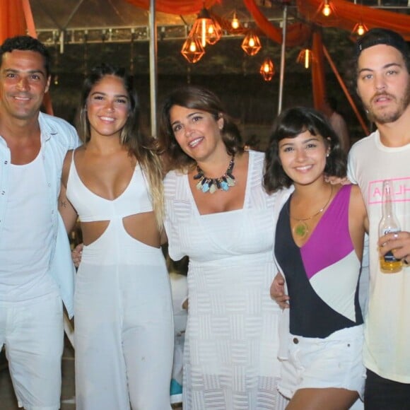 Giullia Buscacio e Pedro Cantelmo curtiram festa de Ano-Novo com pais e irmã da atriz no Rio de Janeiro