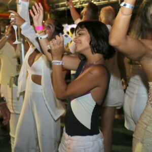 Giullia Buscacio beija namorado, Pedro Cantelmo, durante festa de Réveillon na Barra da Tijuca, Zona Oeste do Rio de Janeiro