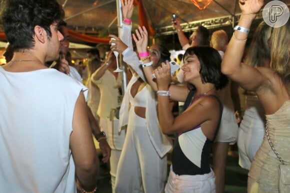 Giullia Buscacio beija namorado, Pedro Cantelmo, durante festa de Réveillon na Barra da Tijuca, Zona Oeste do Rio de Janeiro