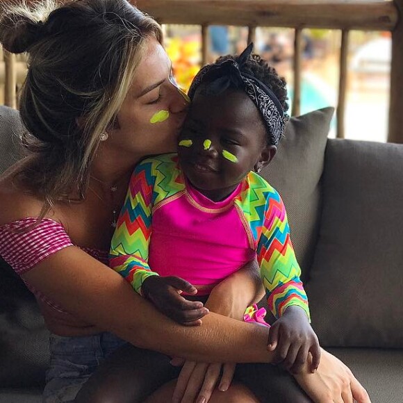 'Desejamos a todos um ano novo cheio de amor, amor, amor, respeito e muitas, mas muitas alegrias!', escreveu Giovanna Ewbank