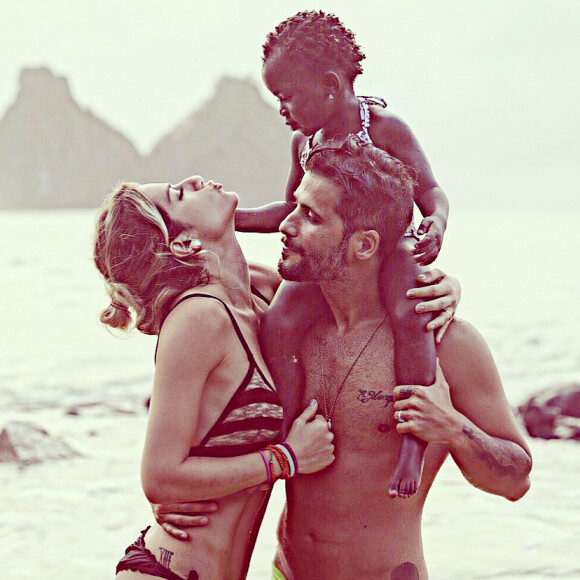 Filha de Giovanna Ewbank e Bruno Gagliasso, Títi roubou a cena no Réveillon com uma tiara de orelhas de gatinho. Veja abaixo!
