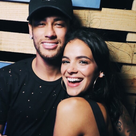 'Quando vi, já estava nos teus braços... Te amo, pretinha', escreveu Neymar para Bruna Marquezine no Instagram