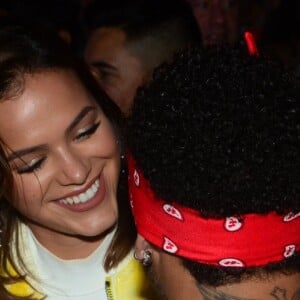 Bruna Marquezine e Neymar foram flagrados dançando juntinhos e se beijando em festa de Réveillon em Fernando de Noronha