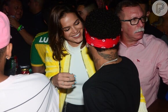 Bruna Marquezine e Neymar foram flagrados dançando juntinhos e se beijando em festa de Réveillon em Fernando de Noronha