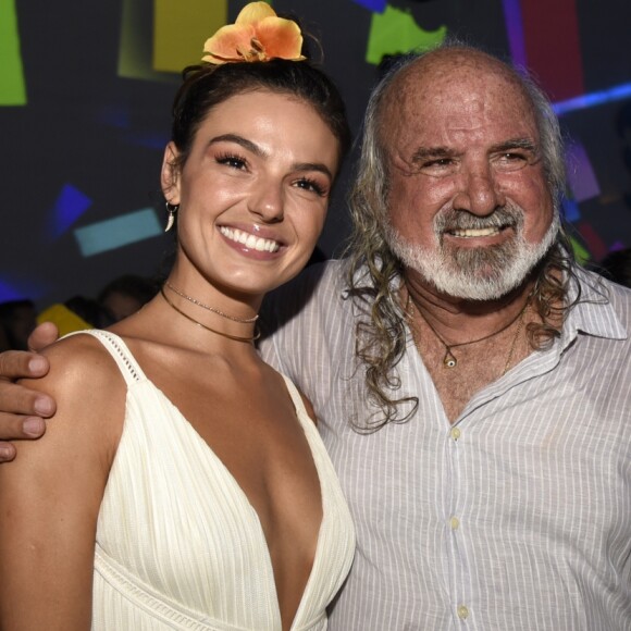 Isis Valverde foi fotografada com o pousadeiro Zé Maria no Réveillon de Noronha
