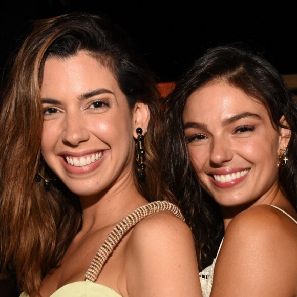 Isis Valverde foi fotografada com Camila Coutinho na festa Benção, em Noronha
