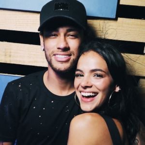 Bruna Marquezine volta a seguir Neymar após reconciliação e web vibra nesta segunda-feira, dia 01 de janeiro de 2018