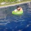 Anitta exibiu o marido, Thiago Magalhães, brincando na piscina em seu Instagram na segunda-feira, 1º de janeiro de 2018