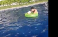 Anitta exibiu o marido, Thiago Magalhães, brincando na piscina em seu Instagram na segunda-feira, 1º de janeiro de 2018