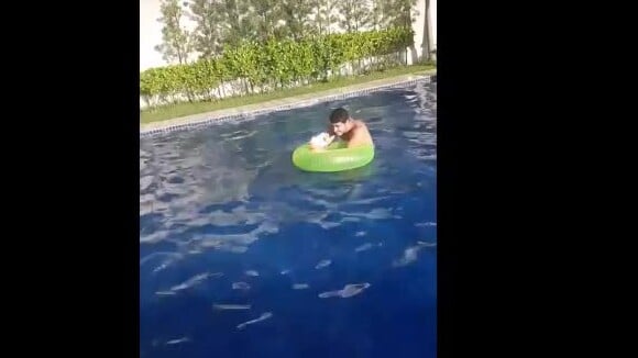 Anitta exibe dia na piscina com marido e baba por empresário: 'Bofe escândalo'