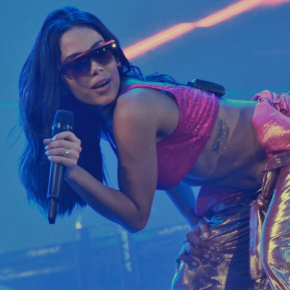 'Esse é o melhor ano novo da minha vida! Espero que o de vocês também. Muito obrigado por acreditarem no meu sonho, mesmo naquela época', agradeceu Anitta no show em Copacabana
