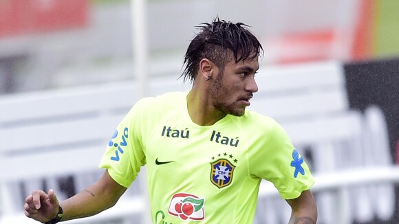 Neymar é eleito o jogador com o bumbum menos bonito da Copa e Hulk vence disputa