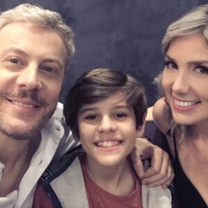 Douglas (Guilherme Weber) é pai de Gabriel (Antônio Guilherme Cabral Fonseca), seu filho com Raquel (Mayara Lepre), na novela 'Pega Pega'