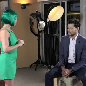 Gustavo (Carlo Porto), sem saber que se trata do plano de Leonardo (Daniel Alvim), descobre que consumidores estão falando mal do novo café de sua empresa, no capítulo que vai ao ar sexta-feira, dia 12 de janeiro de 2018, na novela 'Carinha de Anjo'