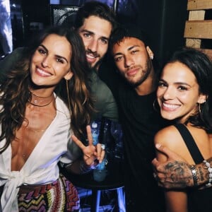 Após retomar namoro, Bruna Marquezine ganhou declaração de Neymar e voltou a seguir o jogador nas redes sociais