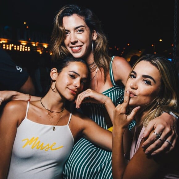 Bruna Marquezine prestigiou o luau Galinhada Noronha na companhia de Manu Gavassi e a blogueira Camila Coutinho, nesta terça-feira, 2 de janeiro de 2018