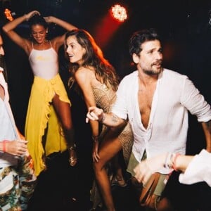 Bruna Marquezine prestigiou o luau Galinhada Noronha, nesta terça-feira, 2 de janeiro de 2018