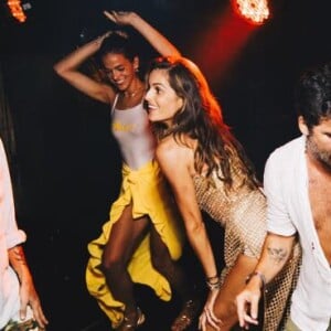 Para evento, Bruna Marquezine apostou em body branco e saída de praia amarela