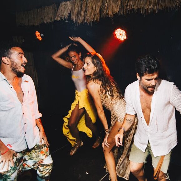 Para evento, Bruna Marquezine apostou em body branco e saída de praia amarela