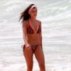 Giovanna Lancellotti  orna biquíni étnico, corrente colorida e turbante em dia na praia