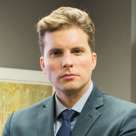 Patrick (Thiago Fragoso) recusa convite de Clara (Bianca Bin), na novela 'O Outro Lado do Paraíso': 'É melhor vocês irem sozinhos. Têm muita coisa para conversar'