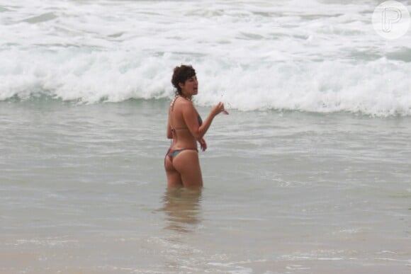 Fernanda Paes Leme chamou atenção por bumbum durinho na praia