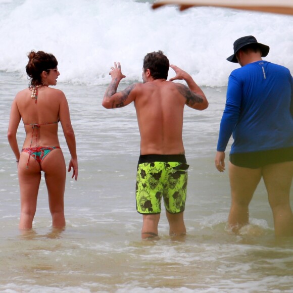 Fernanda Paes Leme curte dia na praia de Fernando de Noronha com Bruno Gagliasso