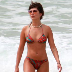 Fernanda Paes Leme usa produção estilosa para dia na praia em Fernando de Noronha