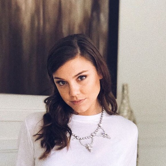 Alice Wegmann foi alvo de críticas por usar t-shirt no casamento de Marina Ruy Barbosa e Xande Negrão