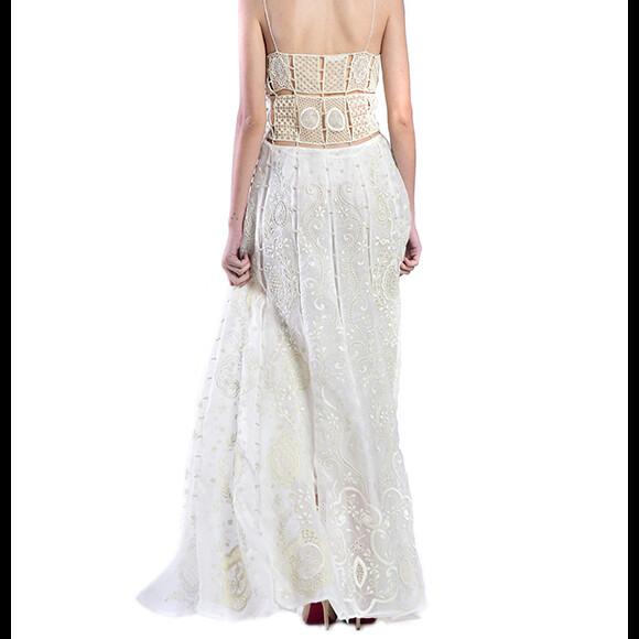 O vestido branco usado por Bruna Marquezine no Ano Novo leva a assinatura da grife Helo Rocha