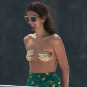 Durante o passeio de barco, Bruna Marquezine alterou a parte de cima do biquíni por um tomara que caia