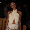 Em Noronha, Bruna Marquezine também exibiu look com saia rendada e body brancos, complementado por bolsa de palha Yves Saint Laurent