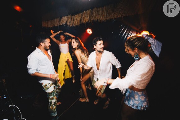 Bruna Marquezine combinou o maiô com saia amarela, também da grife Adriana Degreas, e dançou muito em Noronha com Izabel Goulart, Bruno Gagliasso e Giovanna Ewbank