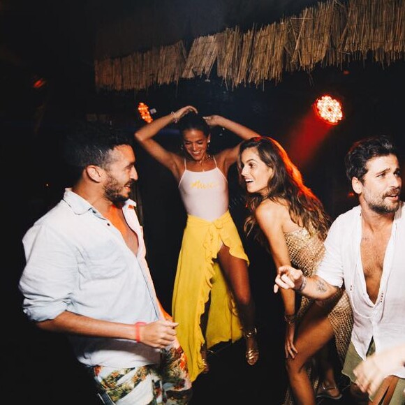 Bruna Marquezine combinou o maiô com saia amarela, também da grife Adriana Degreas, e dançou muito em Noronha com Izabel Goulart, Bruno Gagliasso e Giovanna Ewbank