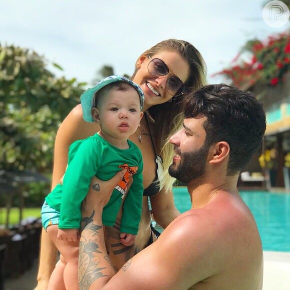 Gusttavo Lima e Andressa Suita curtem Ceará com o filho, Gabriel, de 6 meses: 'De folga com papai'