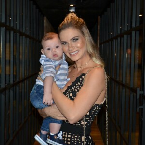 Andressa Suita levou o filho, Gabriel, ao lançamento do DVD de Gusttavo Lima