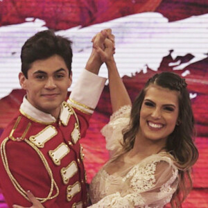 Lucas Veloso festejou um mês de namoro com Nathalia Melo em foto publicada no Instagram