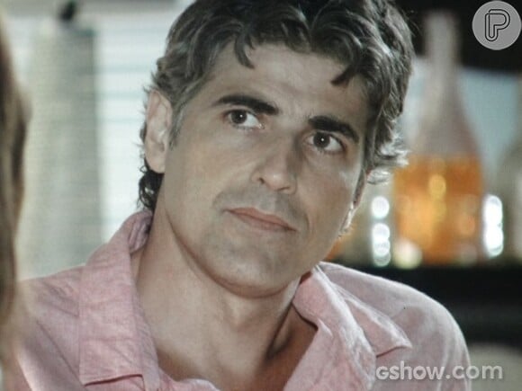 Cadu (Reynaldo Gianecchini) sente que vai perder Clara (Giovanna Antonelli) para Marina (Tainá Müller) na novela 'Em Família', em 5 de junho de 2014