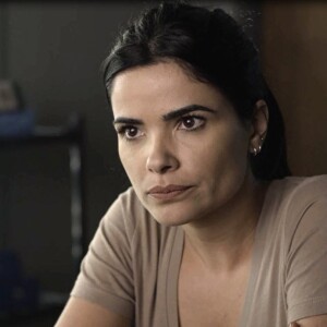 Na novela 'Pega Pega', Antônia (Vanessa Giácomo) abandonará a carreira na polícia para ficar com Júlio (Thiago Martins) 